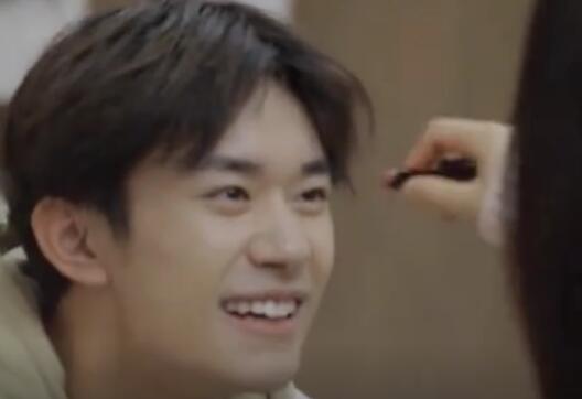 易烊千玺输给了铅笔裤是怎么回事