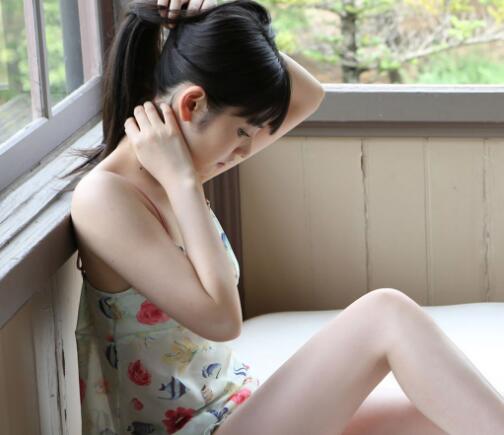 他的肿胀在她体内一个晚上 	白色粘稠的液体顺着腿间