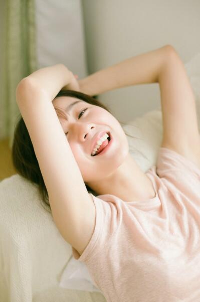 同桌上课揉我下面 好湿 手指在湿润的缝里滑动