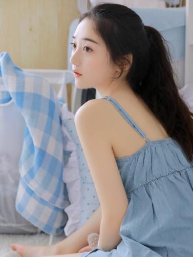 你下面好湿我给你添 	手伸进她的内裤里揉捏