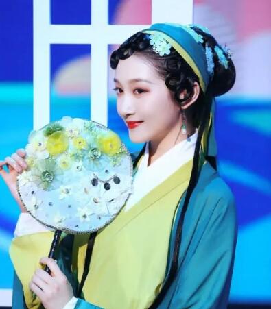 关晓彤扮青蛇风情多姿 完全不像国民闺女