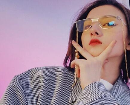 宋祖儿金色链条眼镜搭配格纹外套 活力十足