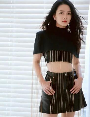 李沁的衣品好难懂，穿炫腹装配金色“门帘