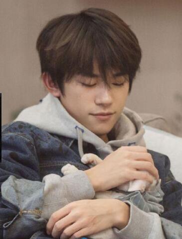 易烊千玺搭档李俊濠怎么回事 李俊濠个人资料