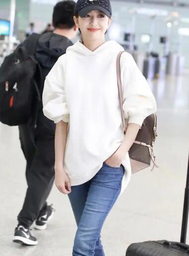 佟丽娅日常私服搭配 穿出早春高级时髦感