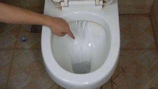 生活小妙招：马桶堵了但还缓慢下水怎么通最快