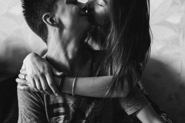 没有恋爱经验的男生 怎么约女孩子出来见面?该聊些什么?