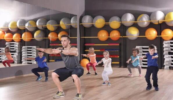 深蹲的好处(男人必练) 深蹲一年的壮阳感受