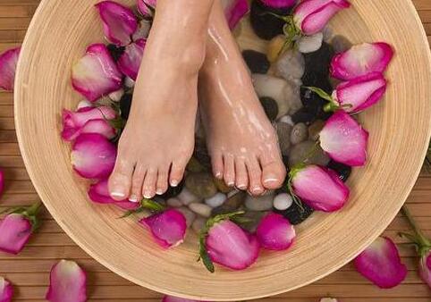 脚后跟干裂起硬皮怎么办 脚后跟干裂起皮是什么原因