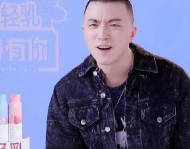 抖音淡黄的长裙蓬松的头发是什么梗？完整视频在线观看