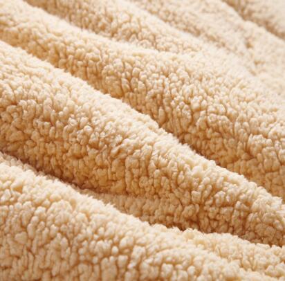 羊羔绒外套怎么清洗 羊绒衫的错误处理方式