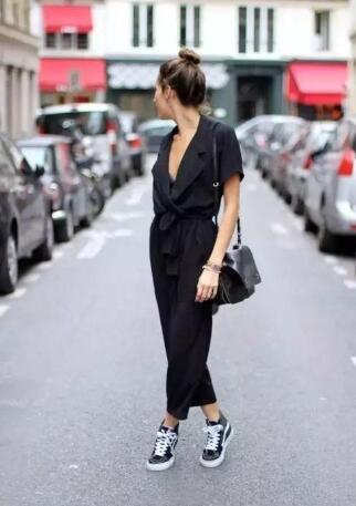 运动鞋搭配技巧 这样搭在时尚的气氛中能增添休闲，十分有型