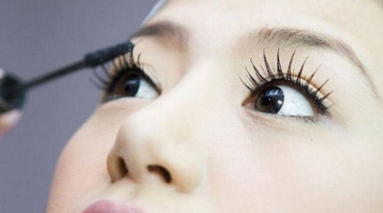 眼妆总是晕染怎么办 注意这几点就可以避免眼妆晕妆
