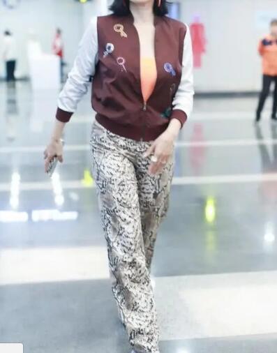 微胖女的穿搭标杆 穿外套配豹纹长裤 这穿搭真的不显胖