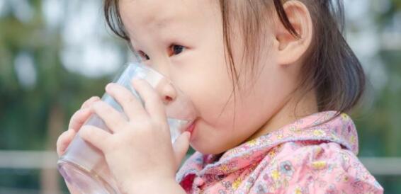 “大姨妈”、感冒都会让你多喝水，那么你知道每天应该喝多少水吗？