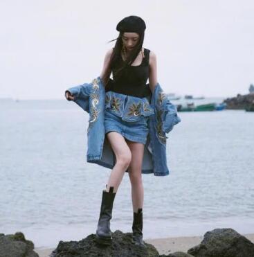 杨幂罕见秀细腰马甲线身材火辣，体重只有88斤