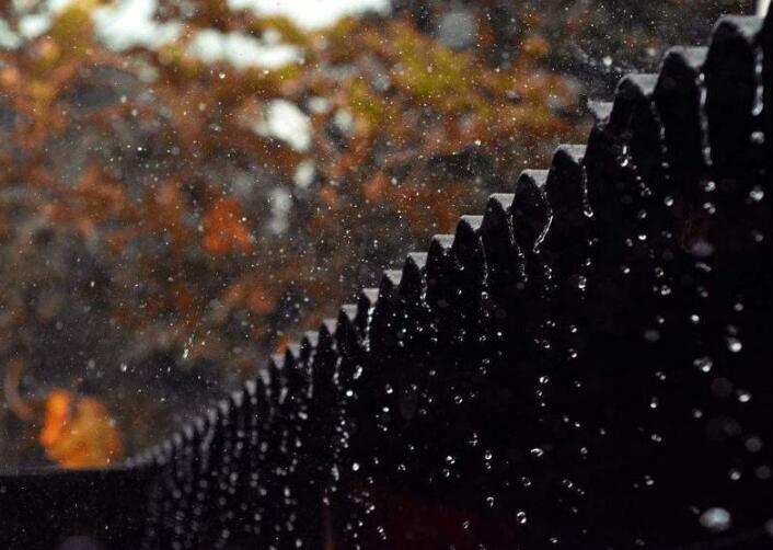 梦见下雨是什么意思 梦见下雨的周公解梦
