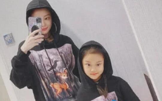 李小璐感叹女儿长大 甜馨多大了照片曝光简直女大十八变