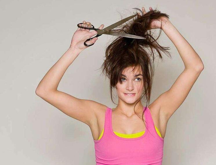 梦见剪发意味着什么？梦见理发师给自己理发