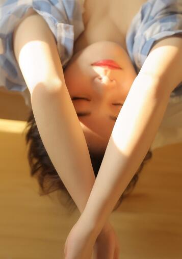 男主进入女主详细的描写片段：嫂子，你能不能帮我