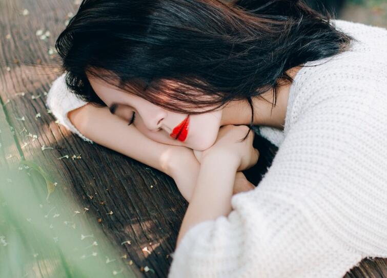 同时上女朋友和她闺蜜，每一个动作都显得特别有力，弄得李玉叫声不断