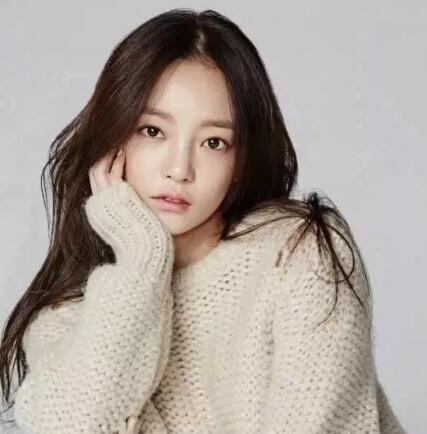 女星具荷拉葬礼现场母亲却四处找艺人拍照 儿子直言很可悲