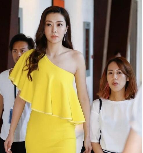 熊黛林不愧超模穿黄色连衣裙配高跟鞋 和普通人走在一起像巨人