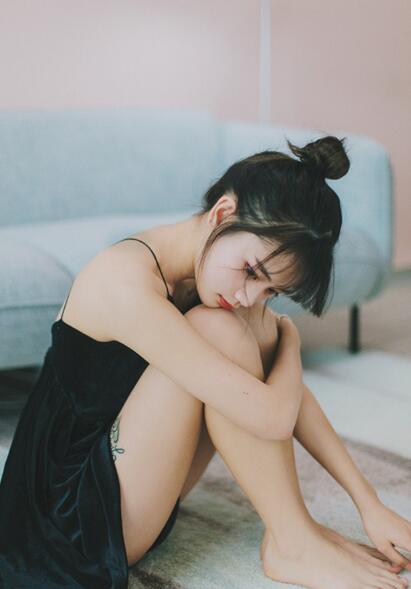 把舌头埋进腿里|枪挑美白贵妇的花瓣