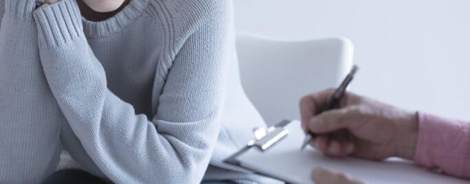 女性到了更年期应该怎么办？ 预防女性更年期睡前有哪些禁忌