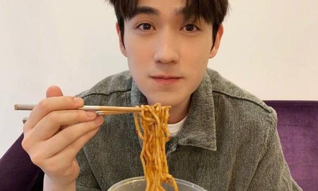 朱一龙吃着热干面上了热搜 朱一龙到底有多爱吃热干面?