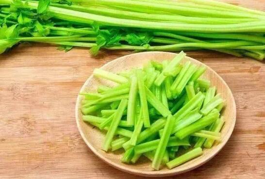 节食减肥会给身体造成危害 想减肥吃这些食物比较好