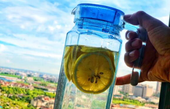 多喝柠檬水，女人每天喝它有什么好处？消脂、皮肤好！