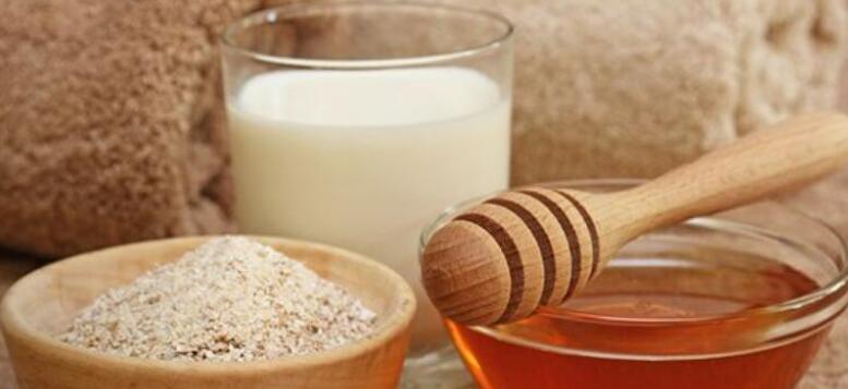 如何保持自己的皮肤光滑有弹性?白茯苓加蜂蜜十分适合女人的护肤品