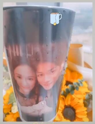 陈乔恩思念男友，晒印有两人亲密合照的杯子向艾伦隔空示爱