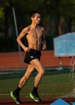 韩寒18分钟跑5公里 韩寒年龄个人资料什么时候开始跑步的？