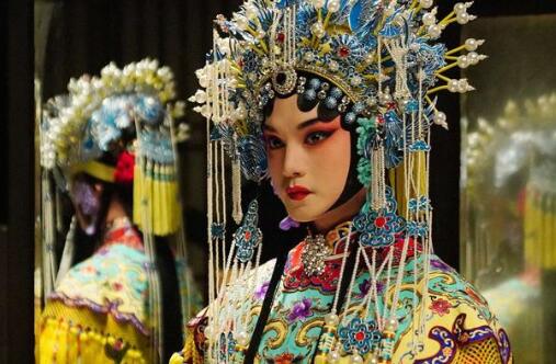 鬓边不是海棠红商细蕊的身世父母是谁