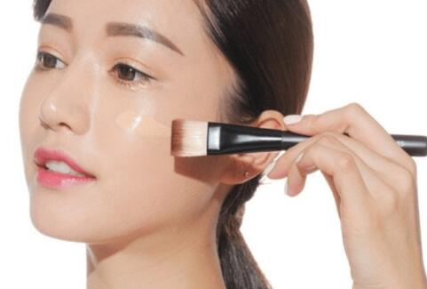 化妆是一门奇妙的艺术 如何在家轻松自然地化妆