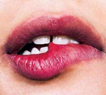 完整的唇部卸妆，是打造美唇的关键 唇部护理的小技巧