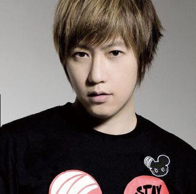 阿信与助理两人秘密恋爱7年是真的吗？阿信被拍到开车带着助理兜风