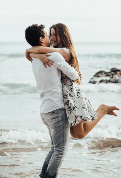 太熟悉的朋友能在一起?好朋友变恋人的尴尬期怎么度过