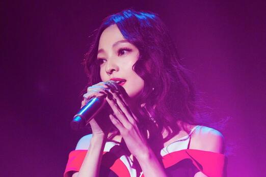 张韶涵受邀唱《如果的事》 仅唱1分钟后离场 蓝台卖情怀翻车