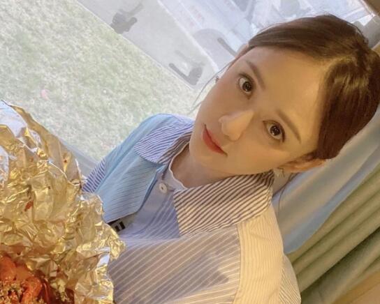 陈乔恩身处热恋晒高颜值自拍 男友艾伦甜言蜜语宠爱花样夸赞