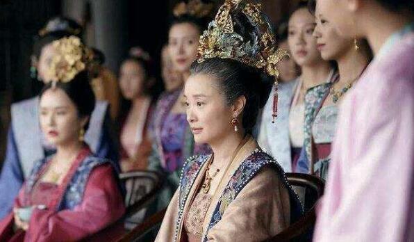 《清平乐》中太后不顾群臣反对也要穿衮服是为了什么？