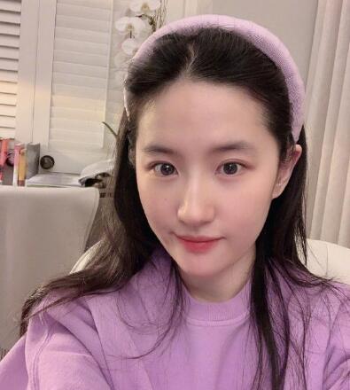 刘亦菲晒居家素颜自拍 一身紫色十分靓丽 逆袭仙女脸回归