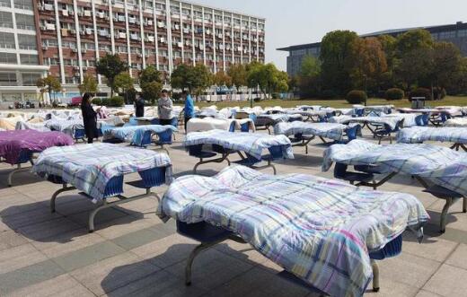 宿管阿姨隔空“接单”晒被子4000多条 让学生感受家的温暖