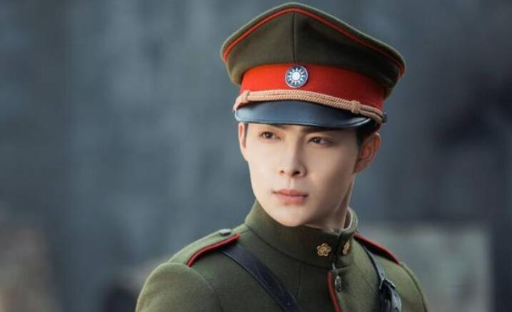 《虫图腾》杀青宴合照张铭恩手拿保温壶干杯操作，被网友调侃太硬核