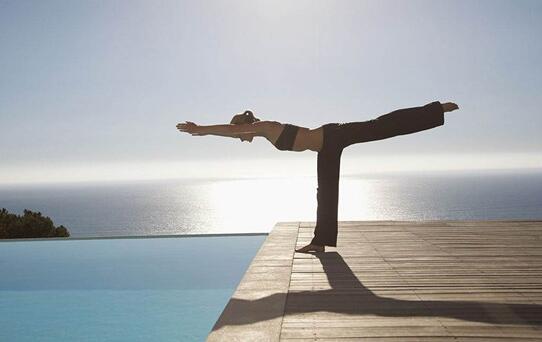 饮食与瑜伽动作配合起来 掌握小蛮腰的终极秘密