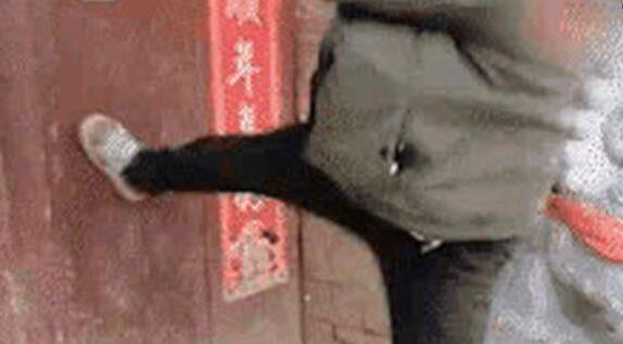 大衣哥朱之文回应家门被踹说了什么 这暴力的一脚让人看到了丑陋的一面