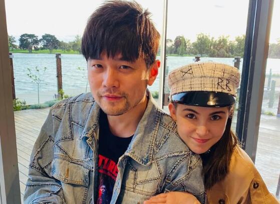 周杰伦昆凌开千万豪车出游 拍拖小情侣