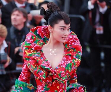 张馨予变身花农走混搭风 戴草帽穿雨靴睡裤